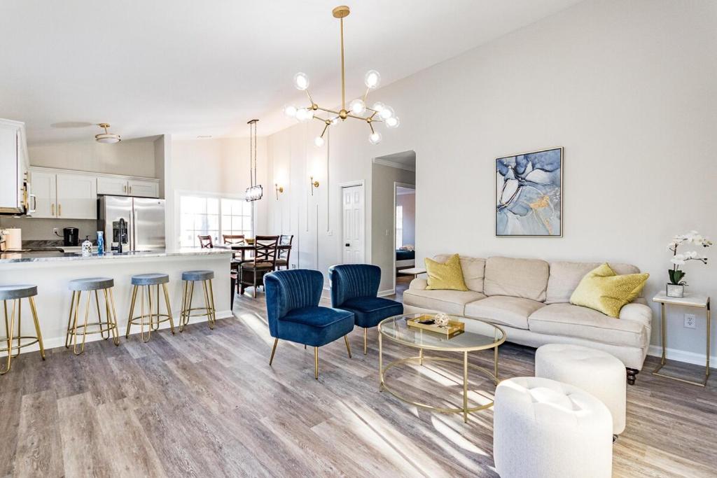 Home with master suite 15 from RTP & Dtown Durham, Durham