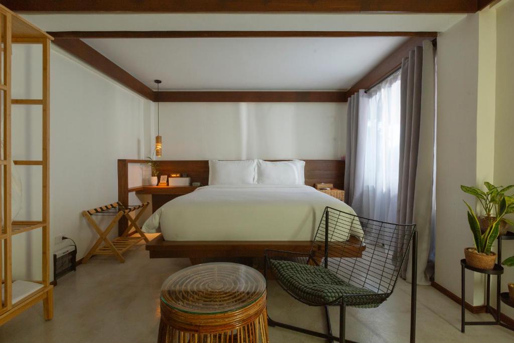 Deluxe Double Room with Side Sea View