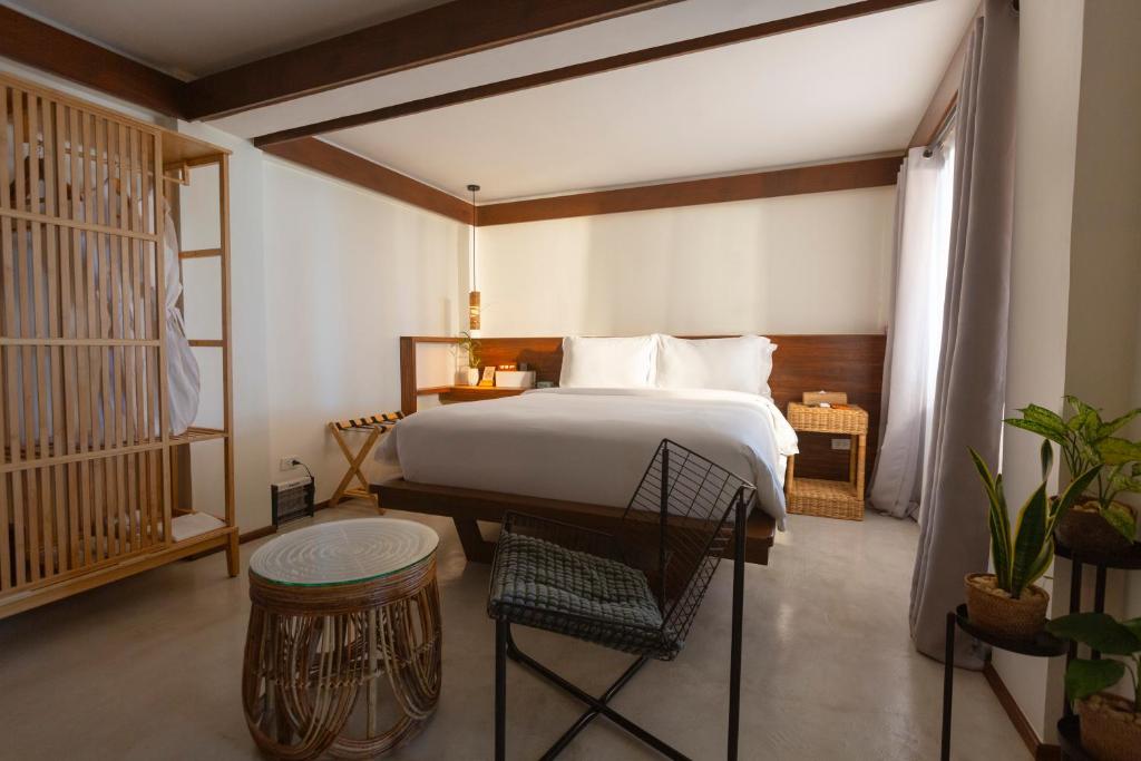 Deluxe Double Room with Side Sea View