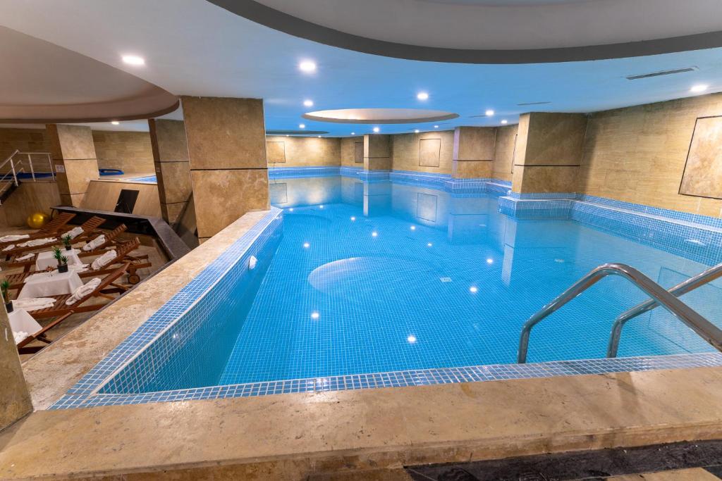 KONAK PARK スイミングプール