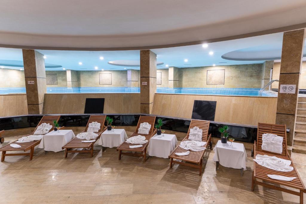 KONAK PARK スイミングプール