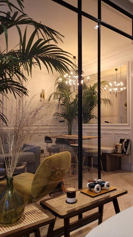 Elegant Suit in Montmartre by an Architect - 1