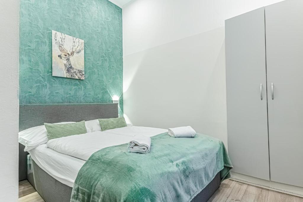 Shopping Paradise 9BR Complex Ideal for 22 People, Vienne