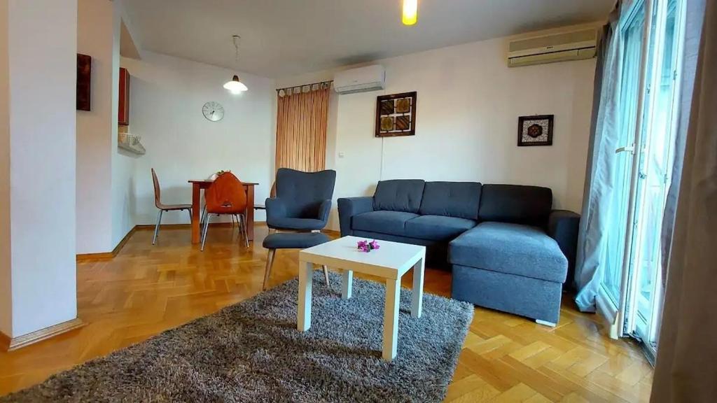Sea & Mountain View Apartment, Budva