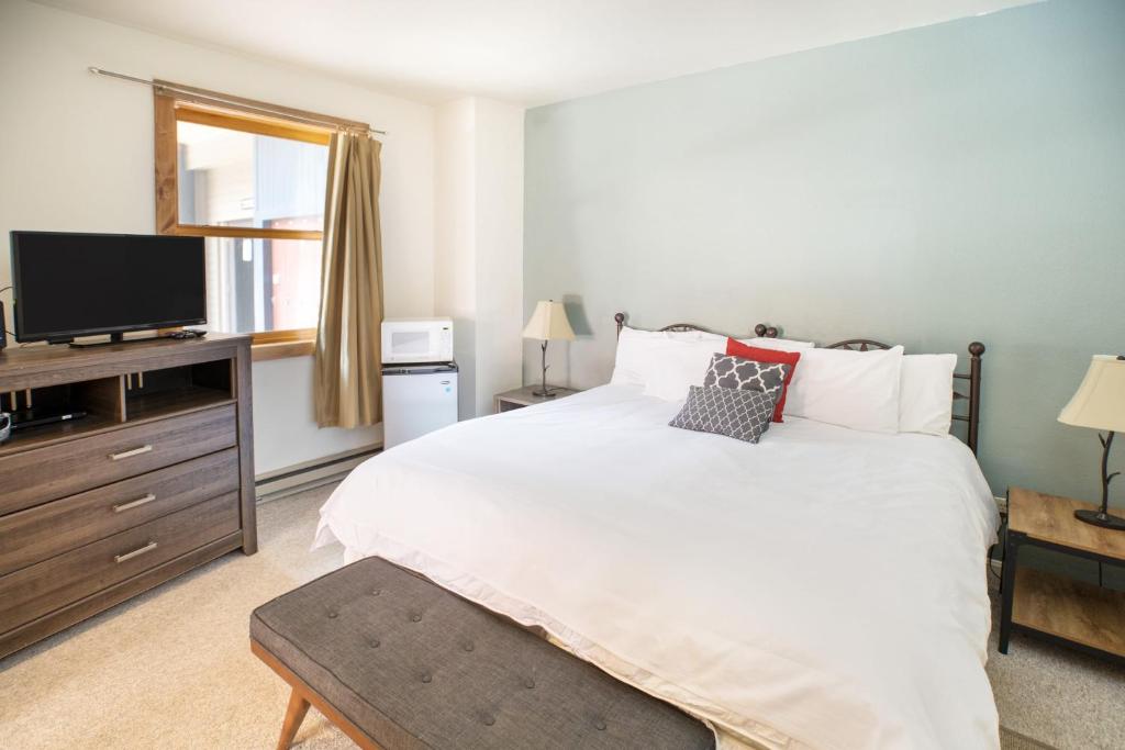 Cimarron Lodge 50 by AvantStay Ski-InSki-Out Property in Complex w Two Hot Tubs, Telluride