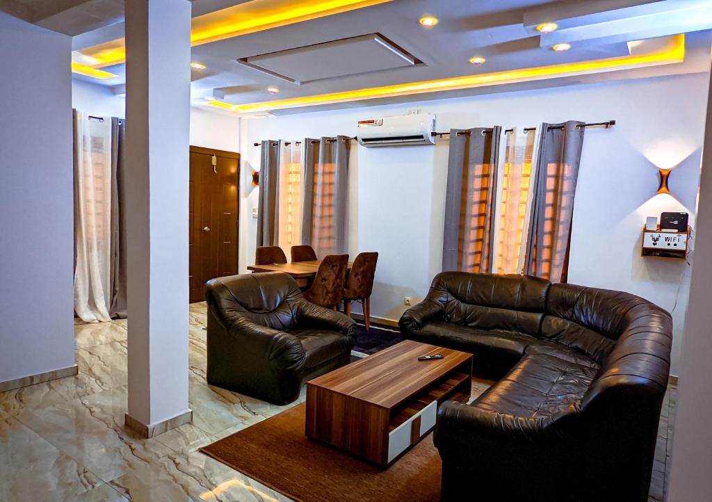 Spacious Apt with Patio & Rooftop in Cité Baguida, Lomé