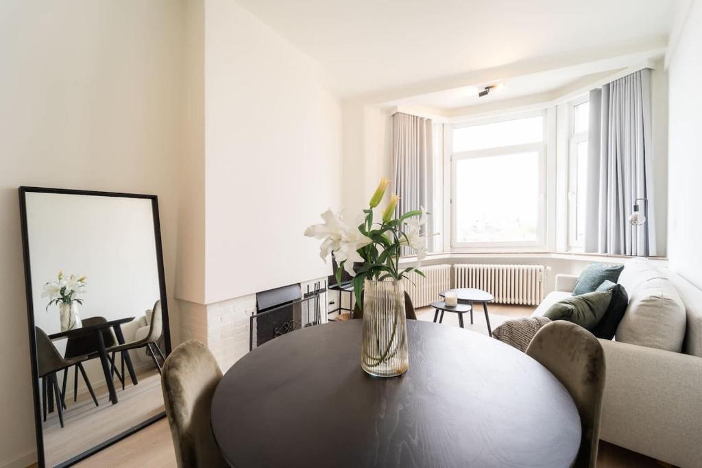 Charming Apartment for 3 in the Heart of Antwerp, Antverpy