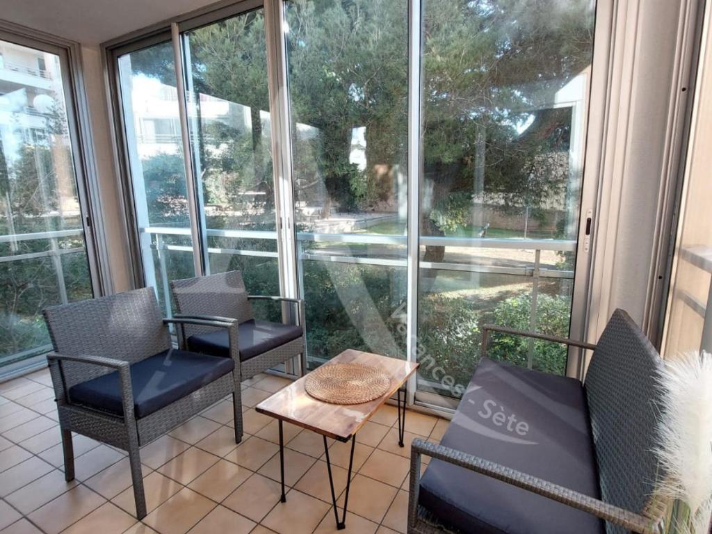 Beau T2 moderne, residence avec piscine - Place de parking - 2