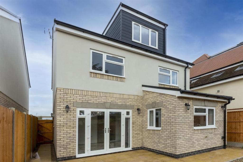 SAV Stays 5 Bed Executive Detached House in Leicester, Humberstone