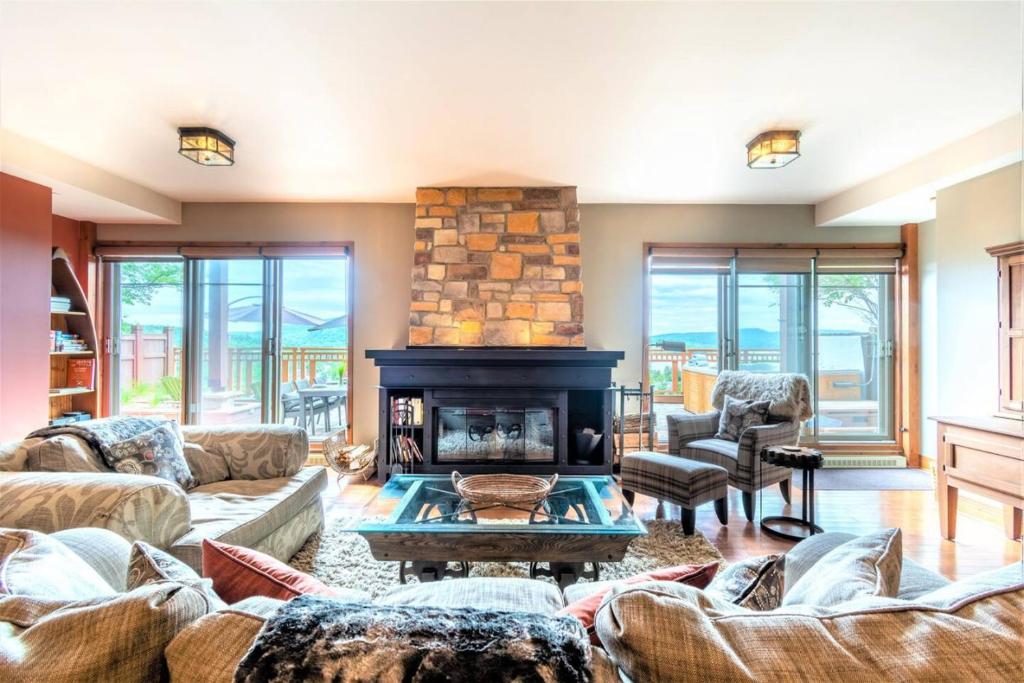 Adventure Awaits - Altitude 170-2, Mont-Tremblant