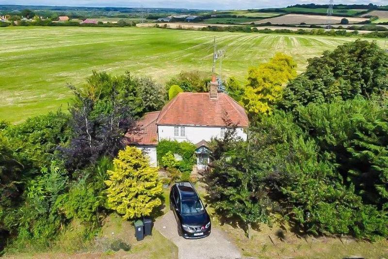 Charming 3 Bedroom Detached Cottage With Garage, Wormley