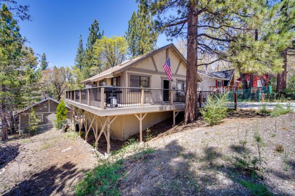 The Drowsy Den With Firepit & BBQ Plus Large Patio, Big Bear Lake