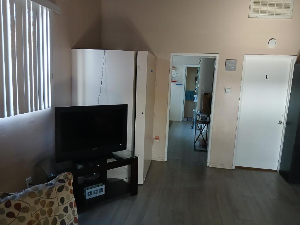 Handcraft Cabin LAX Port of LA 20 min away, Lomita