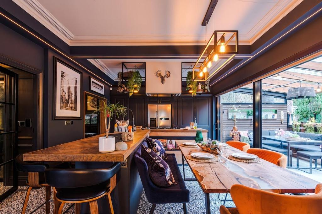 Unique Home in Northenden Urban Oasis sleeps 8, Manchester