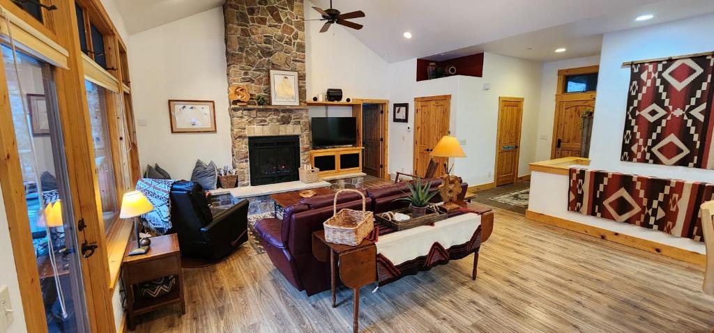 Sundance Spacious Vaulted Ceiling cabin, Hot tub, huge lawn, Sundance