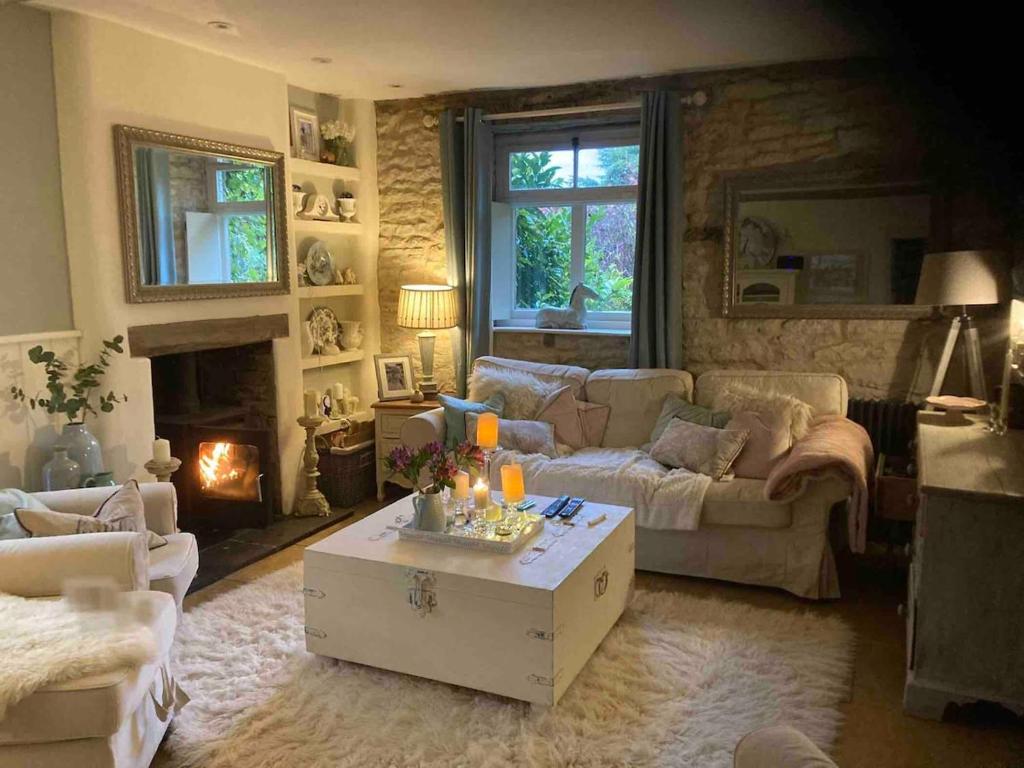 Cottage c1790, Superb central Witney, free parking, Witney