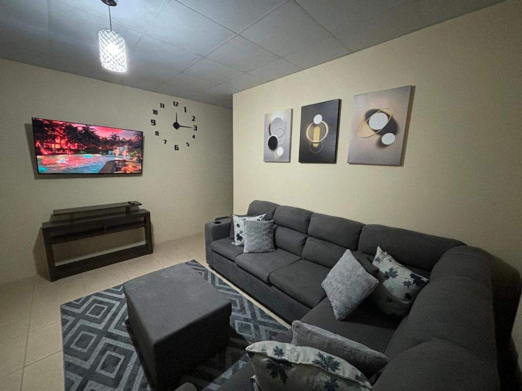 Classic Modern Spacious Apartment, Barataria