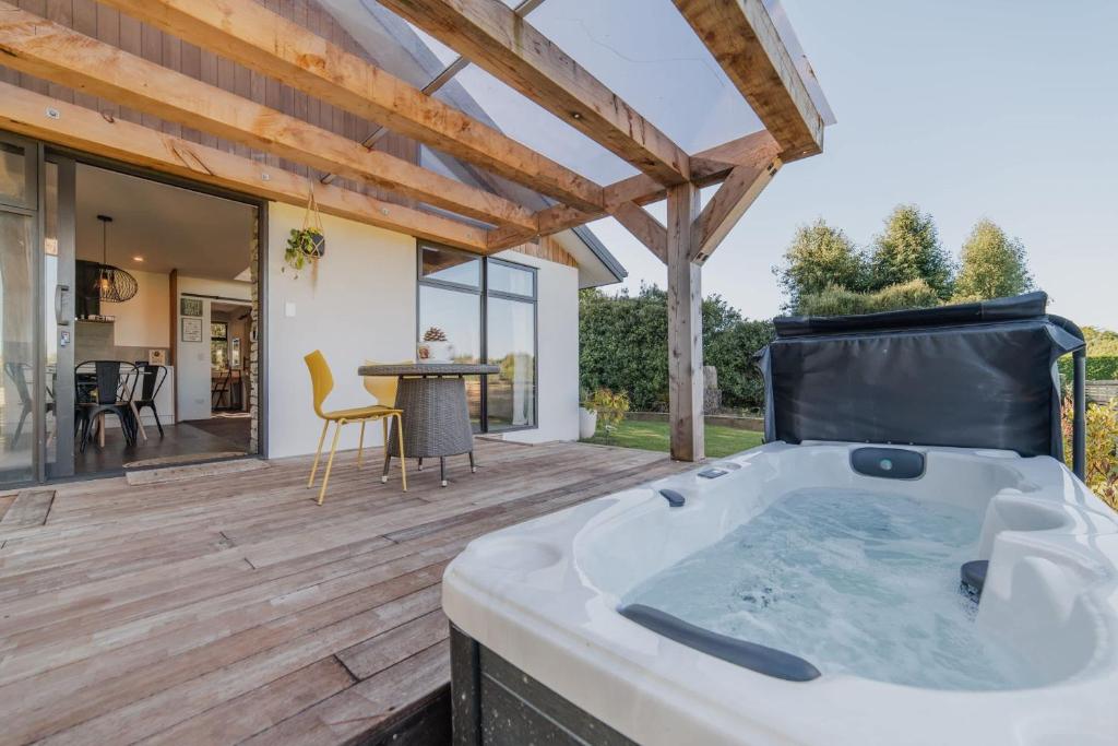 Hamptons Retreat - 1BR with Hot Tub and Fireplace, Prebbleton