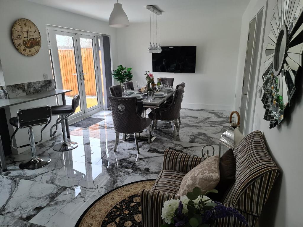 SAV Stays 5 Bed Luxury Detached House in Leicester, Humberstone