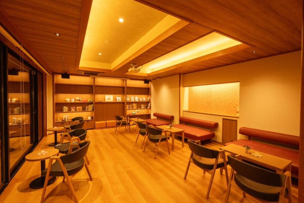 Shared lounge/TV area