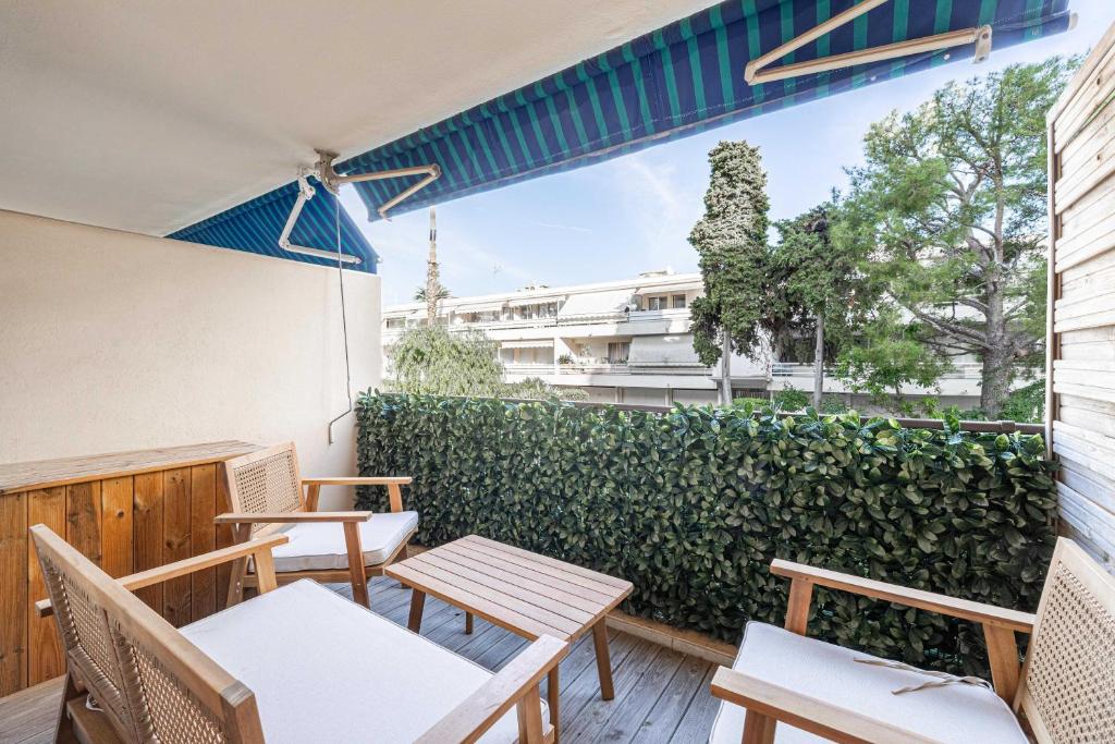 Renovated apt with Parking & Terrace - Palm Beach, Cannes