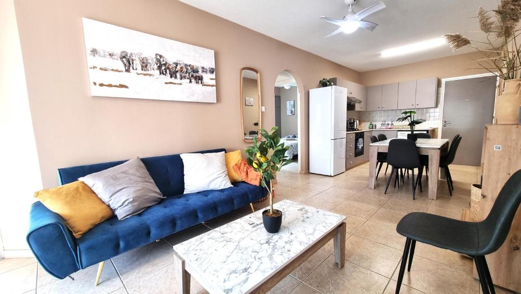 5 Min Walk to Beach, Perfect Seaside Escape 3BR Shared Apartment, Larnaka