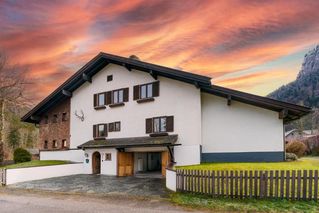 Large house with big garden, Hintersee