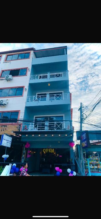 one more night, Pláž Patong