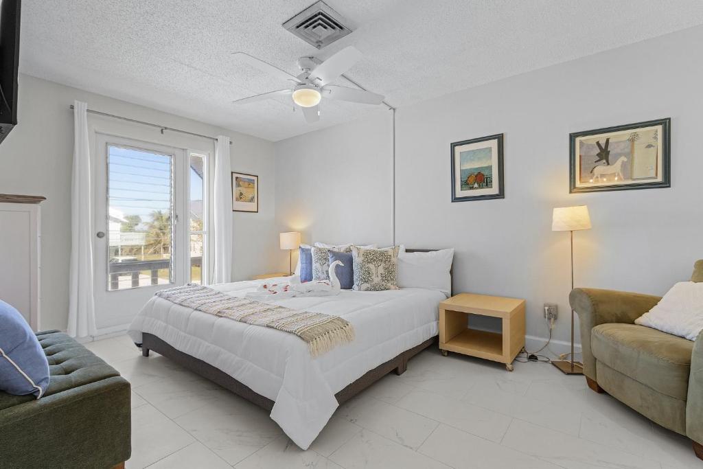 21591 Waterfront Duplex Right Unit With Pool and Spa condo, Fort Myers Beach