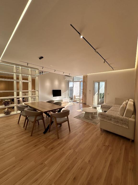 Dorda's Home, Vlorë