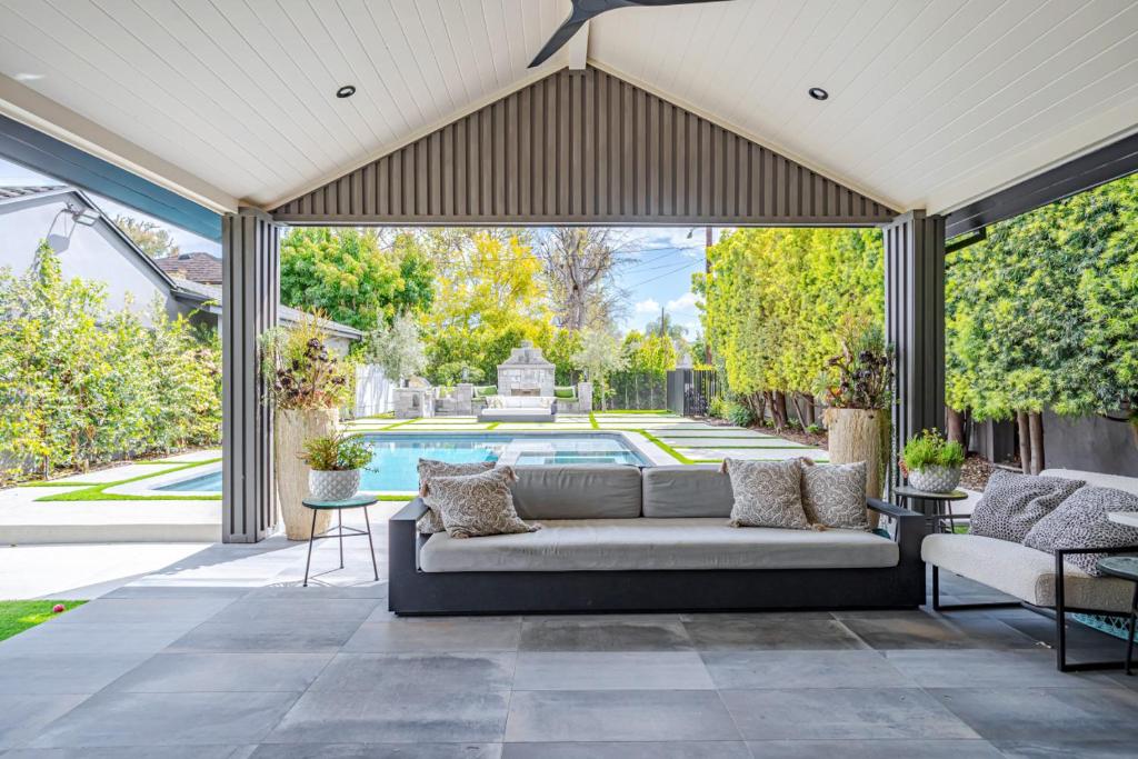 Modern luxury house pool enormous yard, Los Angeles