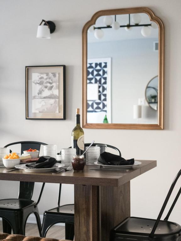 Modern Oasis Sleeps 7 with King Bed in Prime Location, Arlington