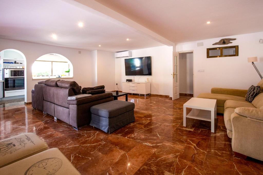 Beautiful open 3 bed apartment - 3