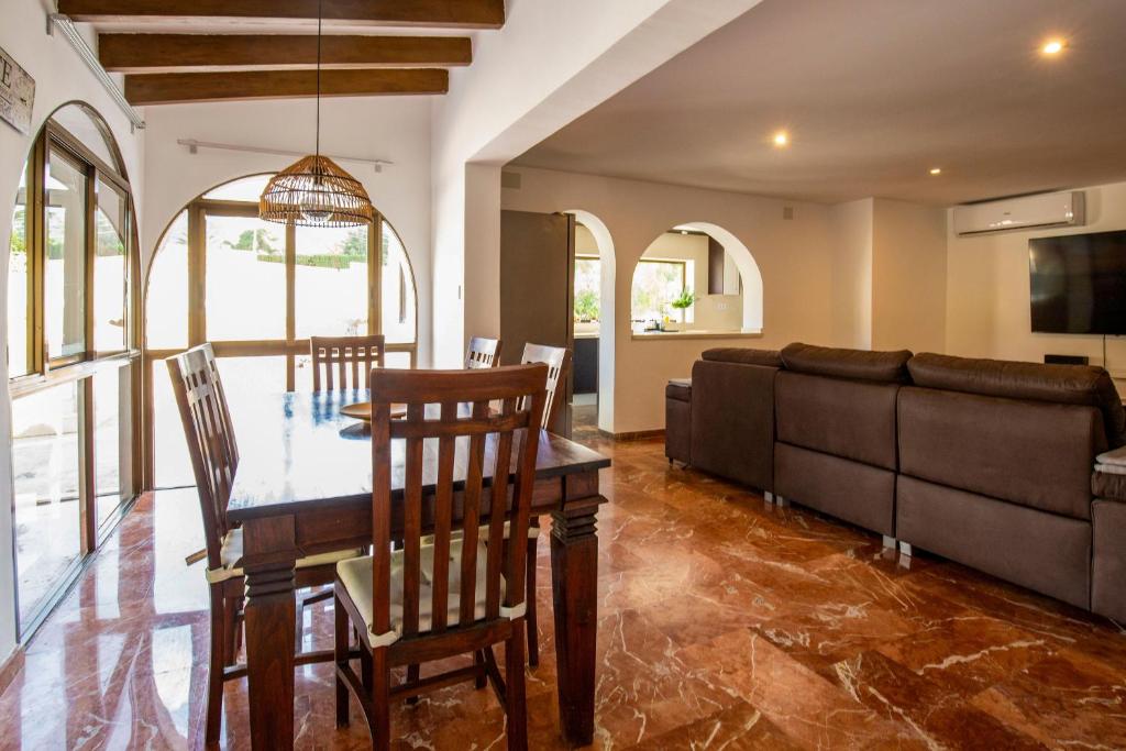 Beautiful open 3 bed apartment - 2