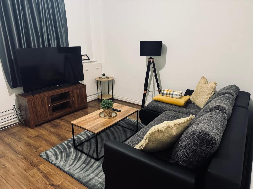 West House - by Eazystays, Crewe