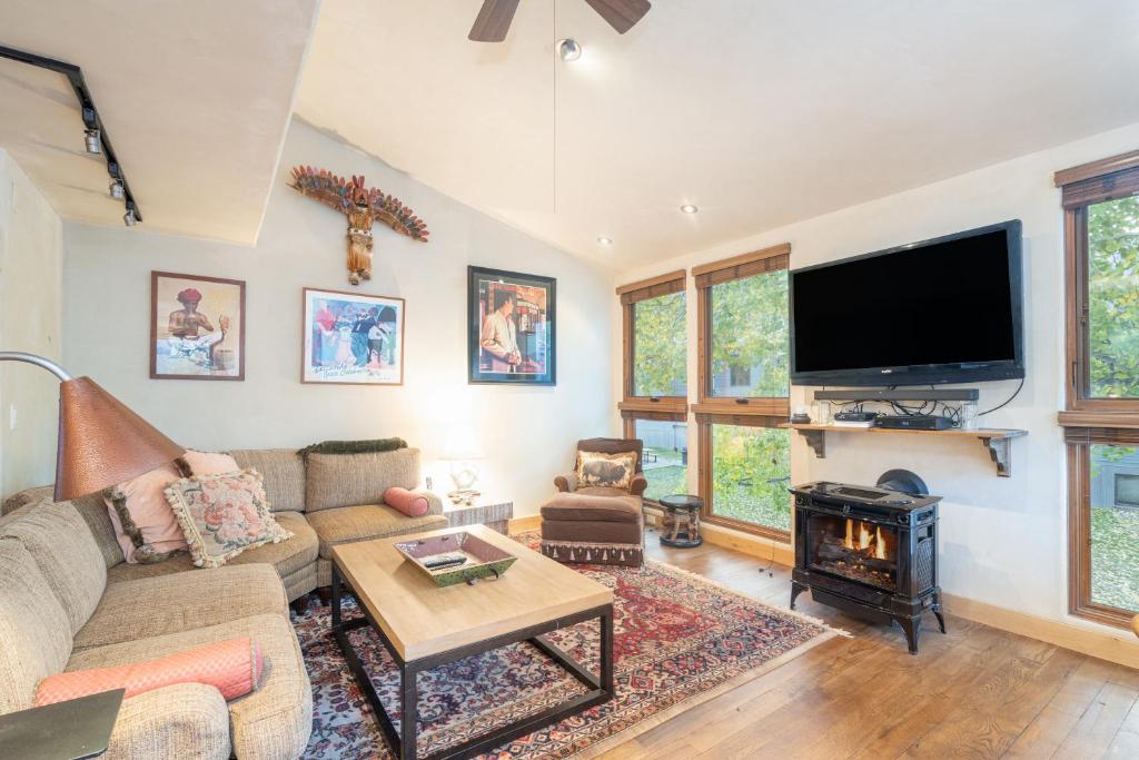 Experience mountain views in this spacious 3-bedroom Telluride Lodge #423, Telluride