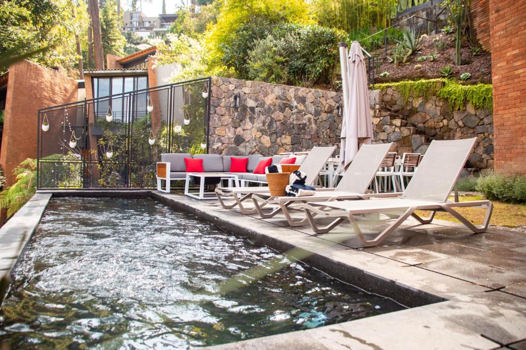 Chimenea, alberca climatizada y jacuzzi con vista al lago - 2