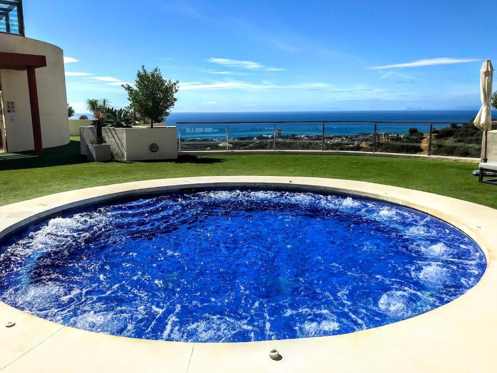 Spacious apartment with 3 pools & gym, Marbella