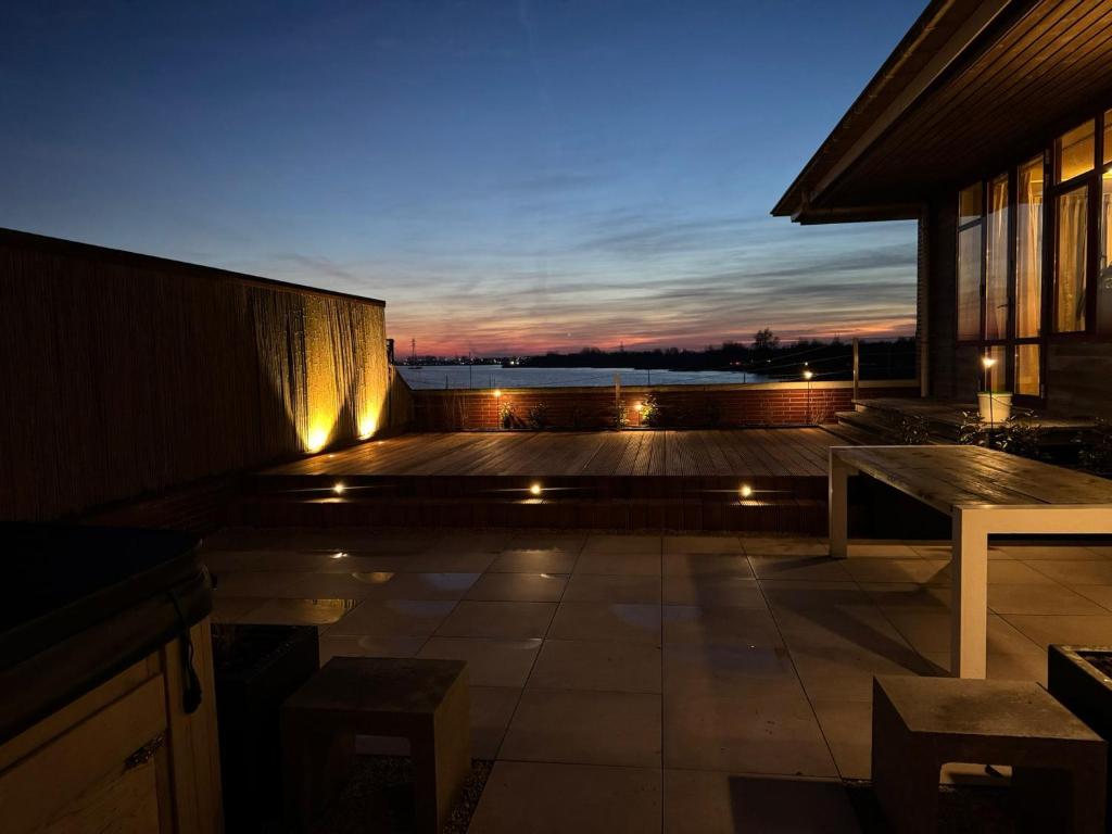Penthouse with Private Rooftop Jacuzzi, Sauna and panorama lake view, Biddinghuizen