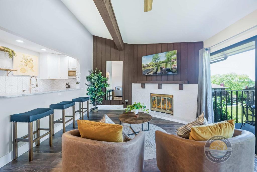 YOUR New Luxury Lakeview Condo w Pool Access, Lake Geneva