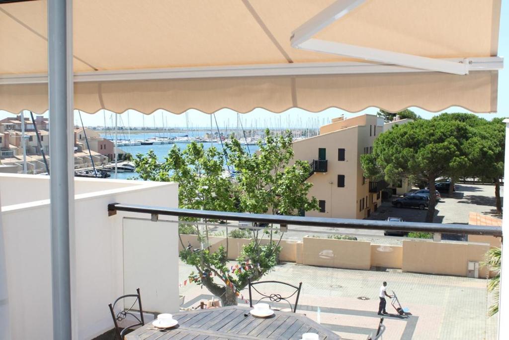 Appartement avec grande terrasse vue panoramique GN400-024 - 1