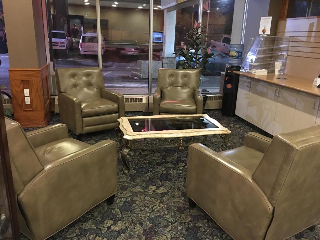St. Albert Inn & Suites photo