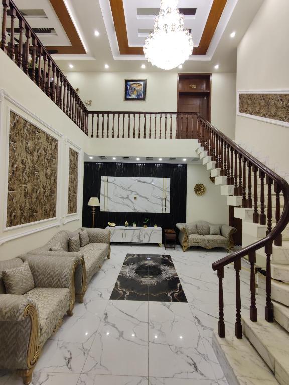 Shared lounge/TV area, Al Fateh Hotel in Lahore