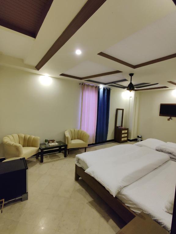 Shower, Al Fateh Hotel in Lahore