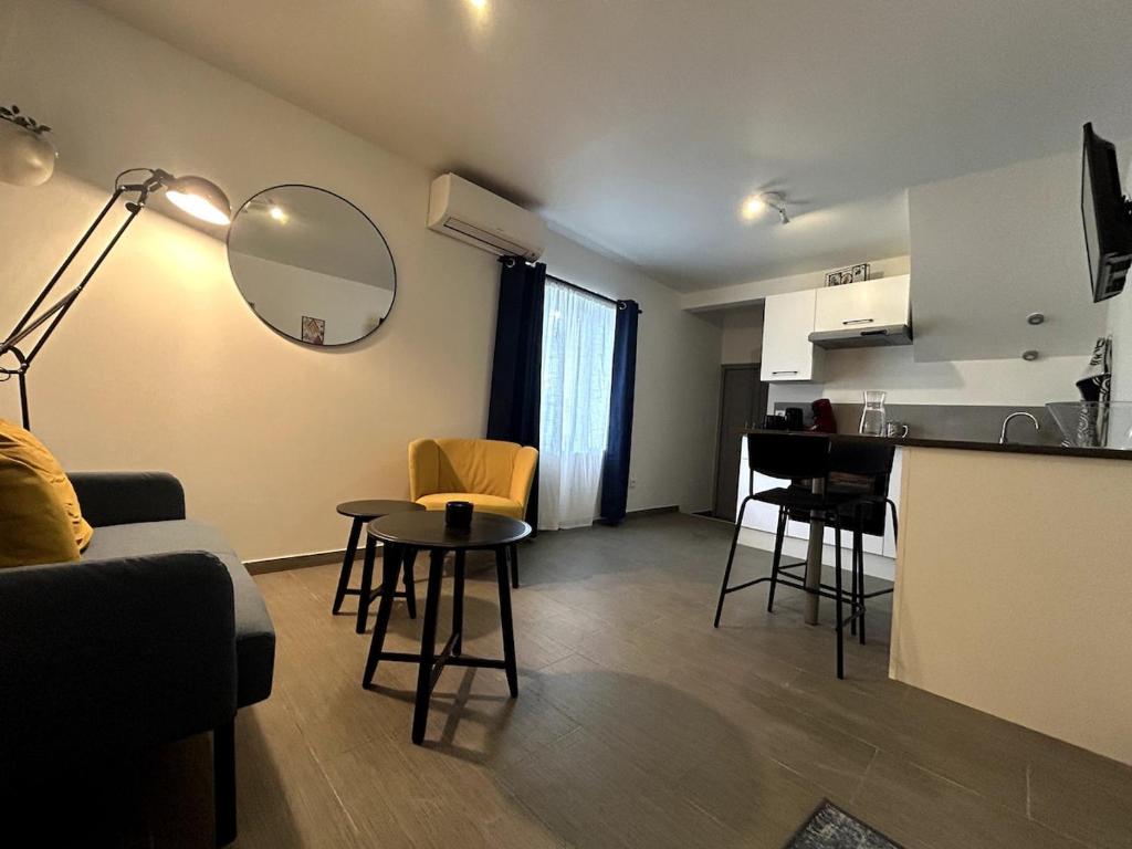 Comfortable A C, nice decor, Le Luc