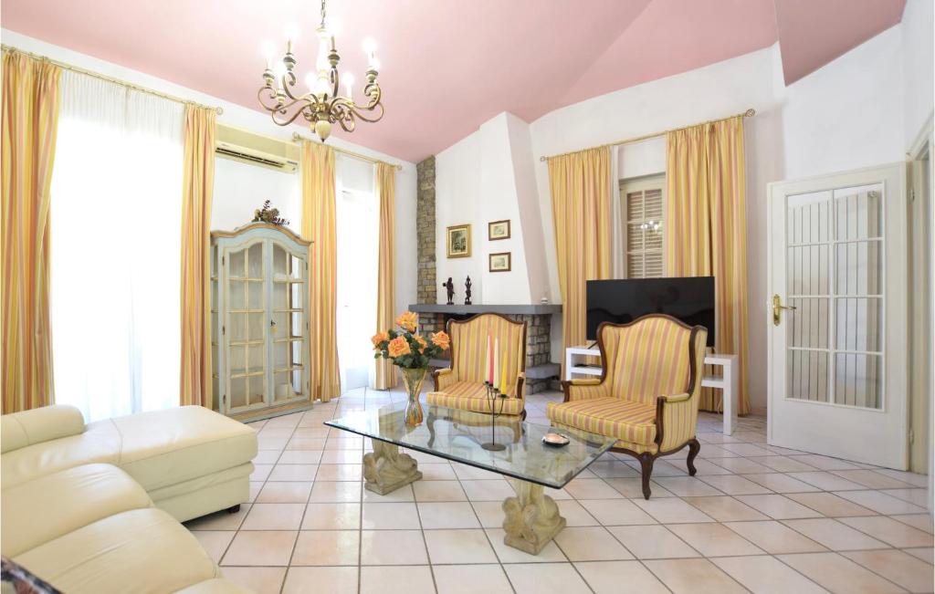 Gorgeous Home In Viareggio With Kitchen - 3