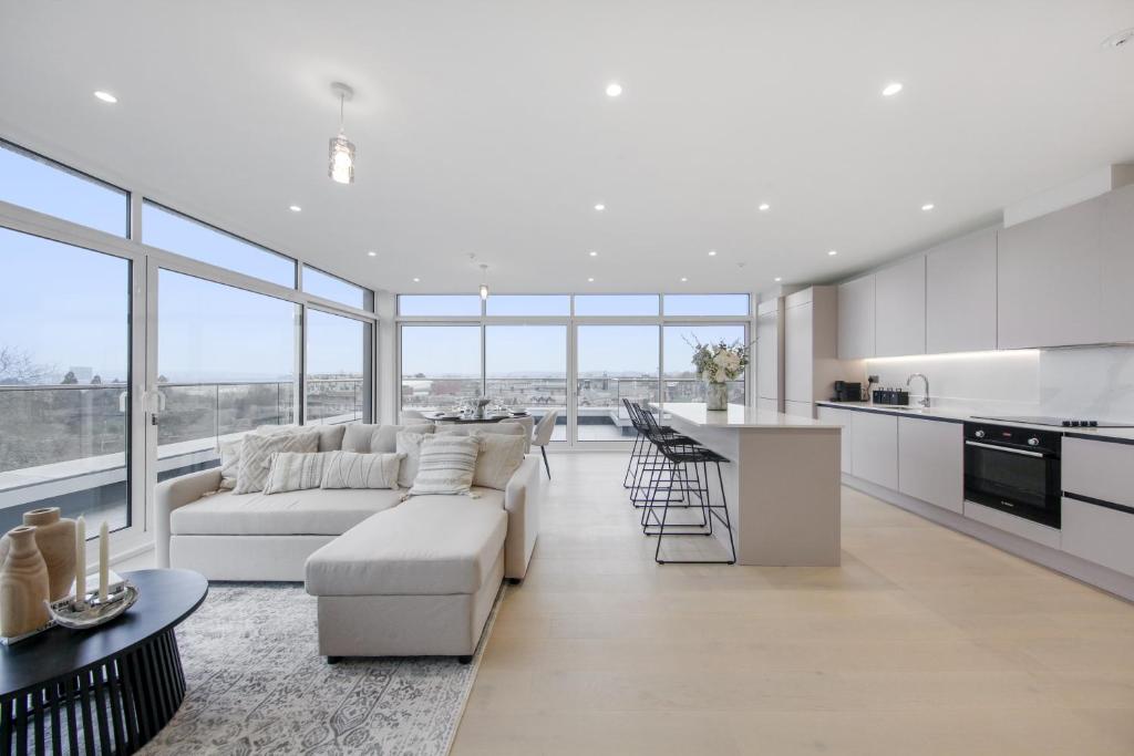 Hububb Luxury Raffles Penthouse, Brent Station