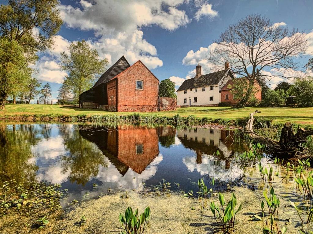 Farmhouse in Suffolk with wild swimming & hot tub, Saint Margaret