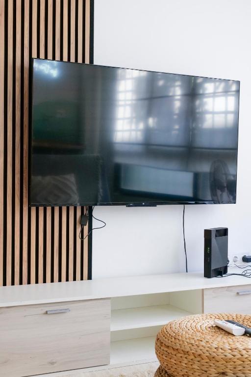 Studio 5 mins from El Palo Beach WiFi & AC - 4