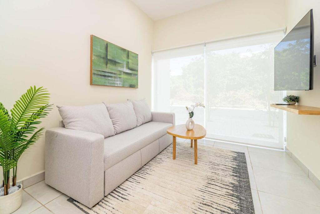 2 BD Suite with Balcony Gym Rooftop Pool - 2